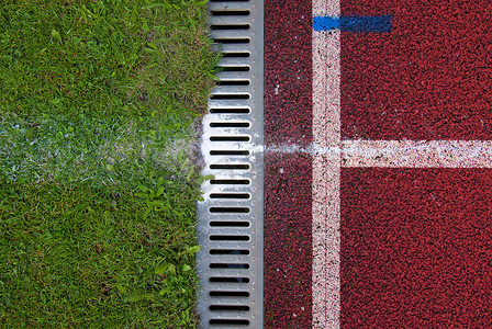 在运动场上的红色跑马场通道。