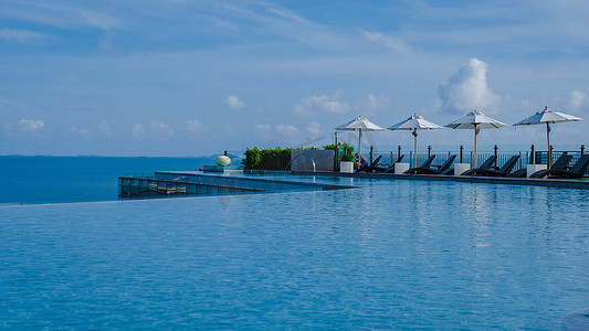 泰国芭堤雅，现代希尔顿酒店位于海滨海滩​​路芭堤雅现代无边泳池