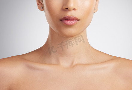 珠宝背景摄影照片_一个美丽的混血女人的特写镜头完美的脖子和锁骨来塑造珠宝。