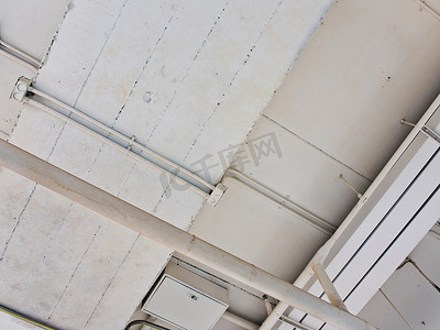 线状摄影照片_天花板上的电缆桥架和导管