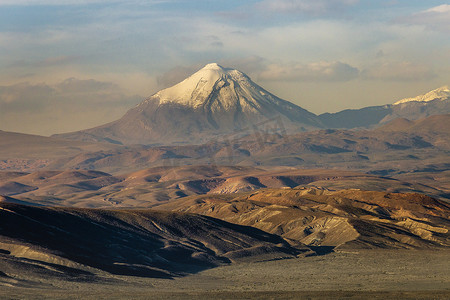 南美洲智利北部的阿塔卡马沙漠、火山和干旱景观