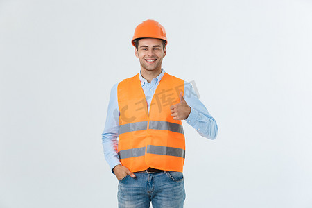 白色背景上戴着安全帽的快乐年轻建筑工人。
