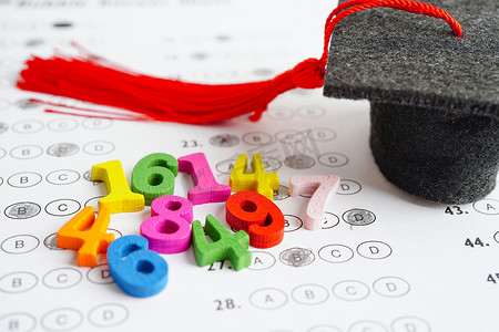 答卷测试选择上带有毕业差距帽子的数学数字，用于学习数学、教育数学概念。