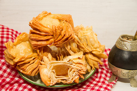 木瓜美食摄影照片_南美美食中典型的木瓜和巴塔塔油炸糕点