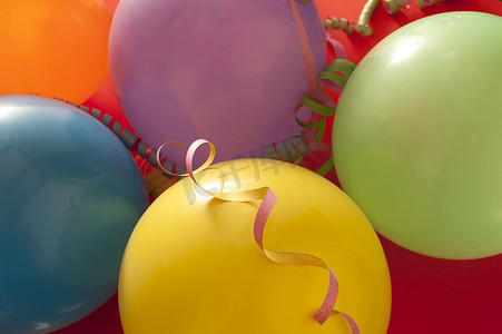 彩色气球和飘带的聚会背景