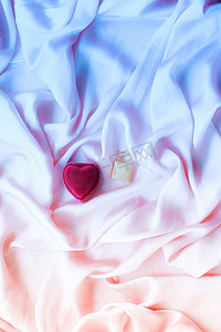 霓虹丝绸上的心形礼品盒