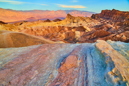 死亡谷岩石和沉积物山中的彩色波浪