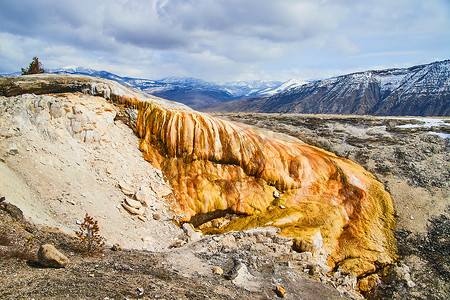土丘摄影照片_山中暖色的黄石土丘
