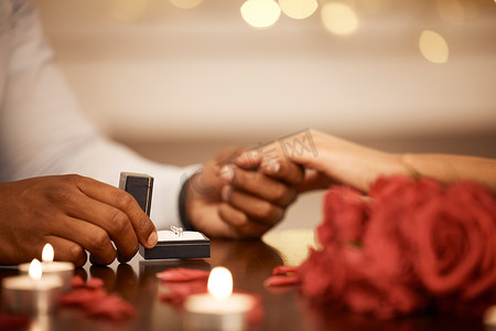 戒指、手和订婚，与一对情侣约会，并在烛光下订婚为未婚夫。