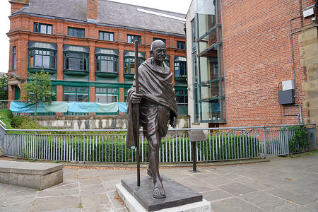 英国曼彻斯特 — 2022年7月13日：英国曼彻斯特的圣雄甘地雕像