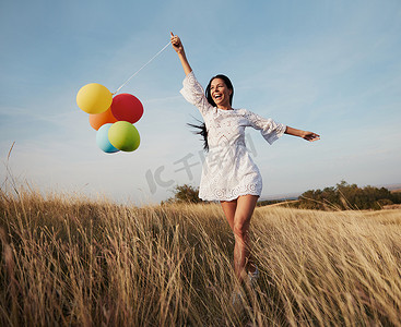 快乐生活摄影照片_女人气球女孩户外乐趣快乐生活方式跑步快乐自然夏天活力健康无忧无虑