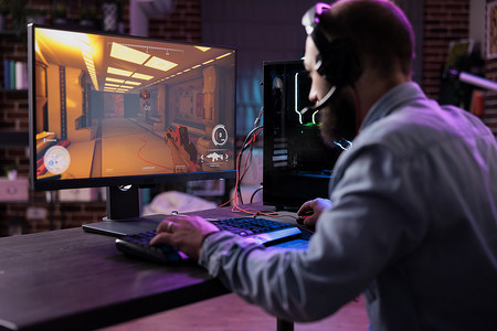 男性主播在电脑上玩在线视频游戏