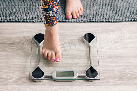 女性检查 BMI 体重减轻情况。