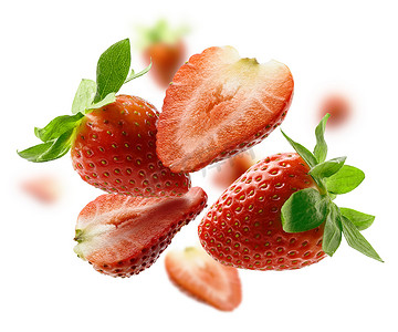 漂浮在白色背景上的草莓浆果