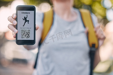 拥有手机和攀岩应用程序的人可以扫描屏幕上的二维码、徽标或图标以供软件下载。