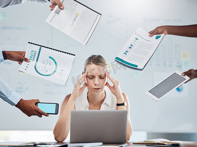 在忙碌、任务危机和沮丧的办公室里，压力、焦虑和在压力下工作的女商人面临着心理健康倦怠。