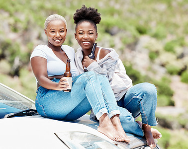 肖像、黑人妇女或朋友在开车、度假或度假时在大自然中进行公路旅行时喝着啤酒。