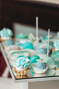 蒂芙尼蓝色摄影照片_甜杏仁彩色蒂芙尼色蓝色马卡龙或马卡龙甜点蛋糕。