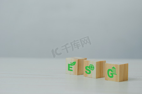 背景和复制空间上带有 ESG 环境社会治理符号的木制立方体。商业概念。