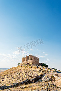 山上一座中世纪防御城堡的垂直图像