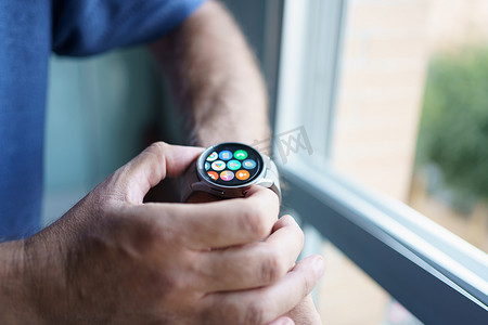 西班牙安达卢西亚格拉纳达 — 2022 年 9 月 28 日：男子使用新款三星 Watch 5 Pro 的应用程序屏幕。