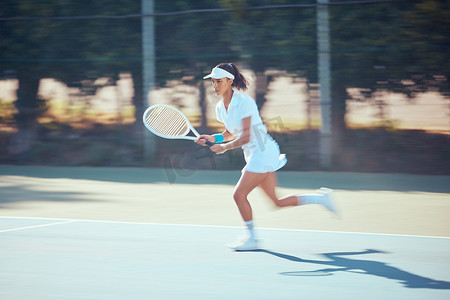 网球女子，在练习比赛和在室外球场用球拍跑步时发球和竞技运动。