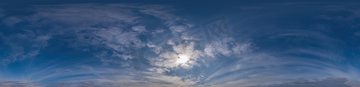 光晕背景摄影照片_日出时的天空全景图，卷云采用无缝球形等矩形格式作为全天顶，用于 3D 图形、游戏和用于天空替换的空中无人机 360 度全景图。