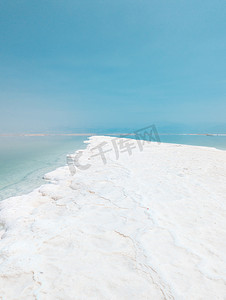 以色列 Ein Bokek 海滩死海盐晶体形成、清澈青色绿水的景观