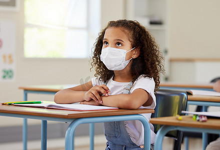 在 covid 期间上课的儿童或学生，戴着口罩以保持卫生和防止电晕病毒流感。