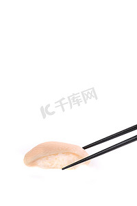 黄狮鱼摄影照片_Hamachi 寿司，日本食品黄尾寿司，用筷子隔离在白色背景中