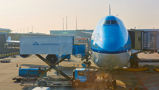 荷兰皇家航空公司的飞机正在史基浦机场装载。