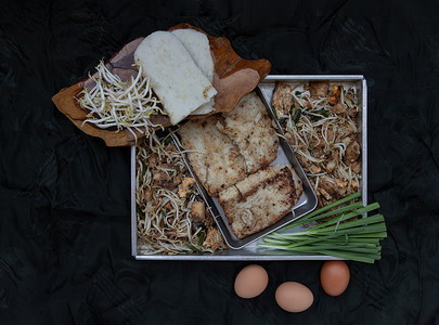 萝卜糕摄影照片_用豆芽和细香葱炒软萝卜糕或炒萝卜糕（chai tow kway）。