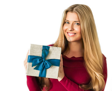 节日礼物、拿着礼物的快乐女人或白色背景中突显的豪华美容盒订阅递送