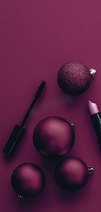 美容品牌圣诞促销的化妆和化妆品产品套装，豪华洋红色平底背景作为假日设计