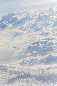 飞机日出时不真实且戏剧性的高积云形成