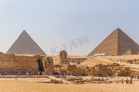 埃及开罗 — 2008 年 9 月 11 日。狮身人面像和吉萨大金字塔附近游览的游客团体。