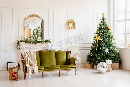 为圣诞节装饰的美丽的舒适客厅