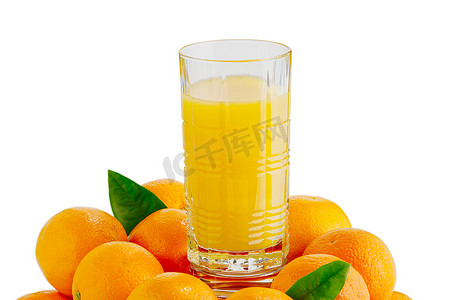 在玻璃橙色果子的新鲜的橙汁，隔绝在白色。