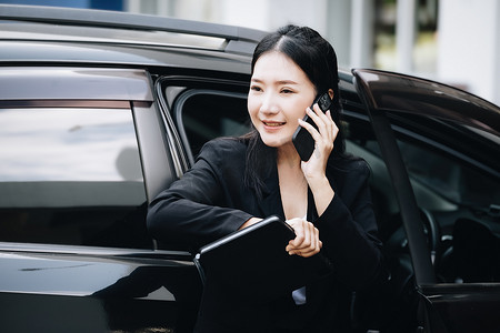 亚洲商人、企业主、公司总裁或女员工拿着平板电脑正在下车参加会议上的商业计划会议。