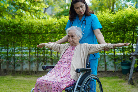 医生在护理医院帮助亚洲老年妇女残疾患者，医疗理念。
