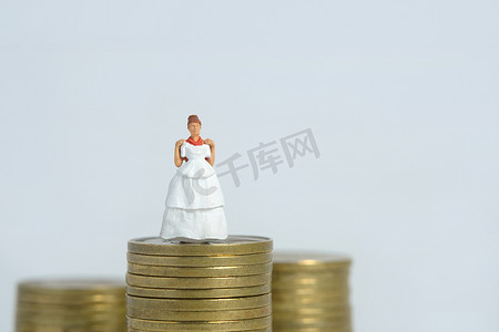人物插画摄影照片_新娘婚纱预算，微型人物插画概念。