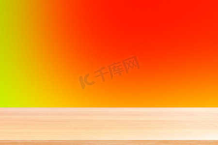 渐变红色软背景上的空木桌地板，木桌板空前彩色渐变红色，浅红色渐变上的木板空白，用于展示产品或横幅广告