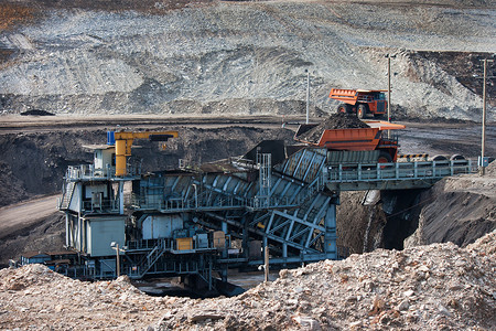 大型矿用卡车在工地煤炭运输