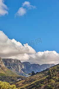 南非开普敦十二使徒山脉的景观在蓝天、白云和灰云的衬托下显得美丽。