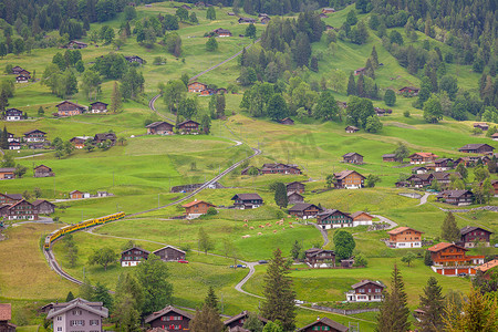 鸟瞰林摄影照片_火车驶向格林德瓦，瑞士小木屋景观，瑞士