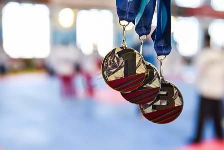 带有复制空间的模糊背景上的奖牌、金牌、银牌和铜牌