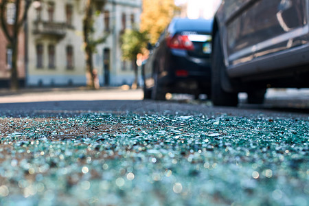 街道上的汽车玻璃碎片