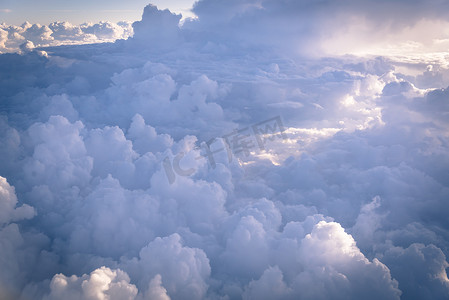 飞机日出时的过滤图像不真实且戏剧性的高积云形成