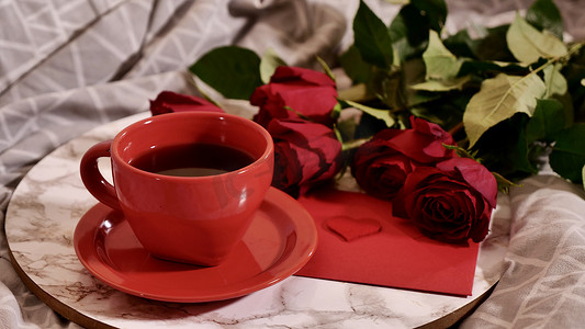 情人节的咖啡和鲜花红玫瑰