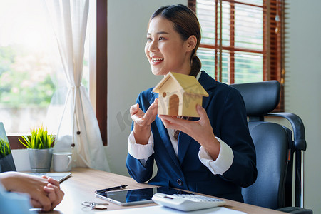 房地产经纪人或银行官员的肖像，贷款部门向客户报价贷款利息，以评估投资房屋的风险